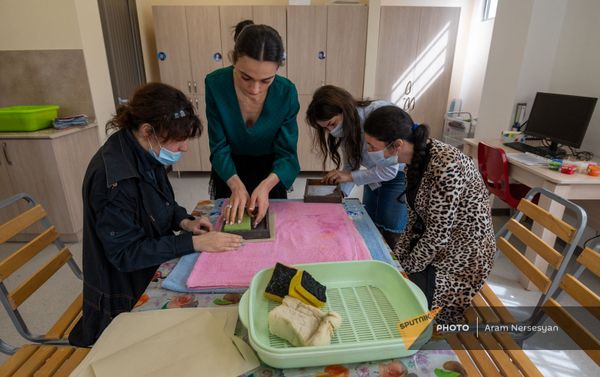 «Իմ ուղին» ուսումնավերականգնողական կենտրոնի աշխատակիցները - Sputnik Արմենիա