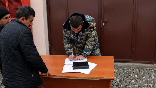 Раздача гуманитарной помощи беженцам Гадрутской области - Sputnik Армения