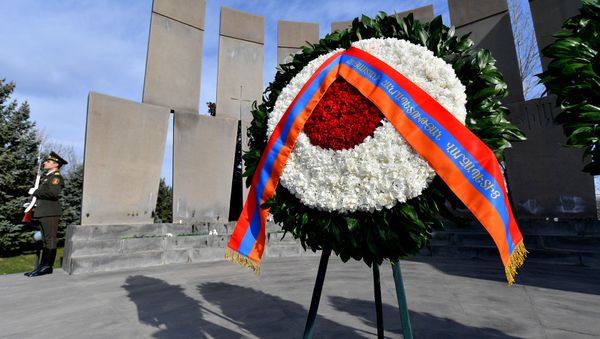 Венок от премьер-министа в военном пантеоне Ераблур - Sputnik Արմենիա