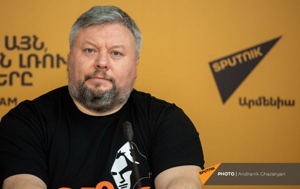 Илья Петров на пресс-конференции, посвященной записи всех 9 симфоний Людвига Ван Бетховена (2 апреля 2021). Еревaн Илья Петров на пресс-конференции, посвященной записи всех 9 симфоний Людвига Ван Бетховена (2 апреля 2021). Еревaн - Sputnik Армения