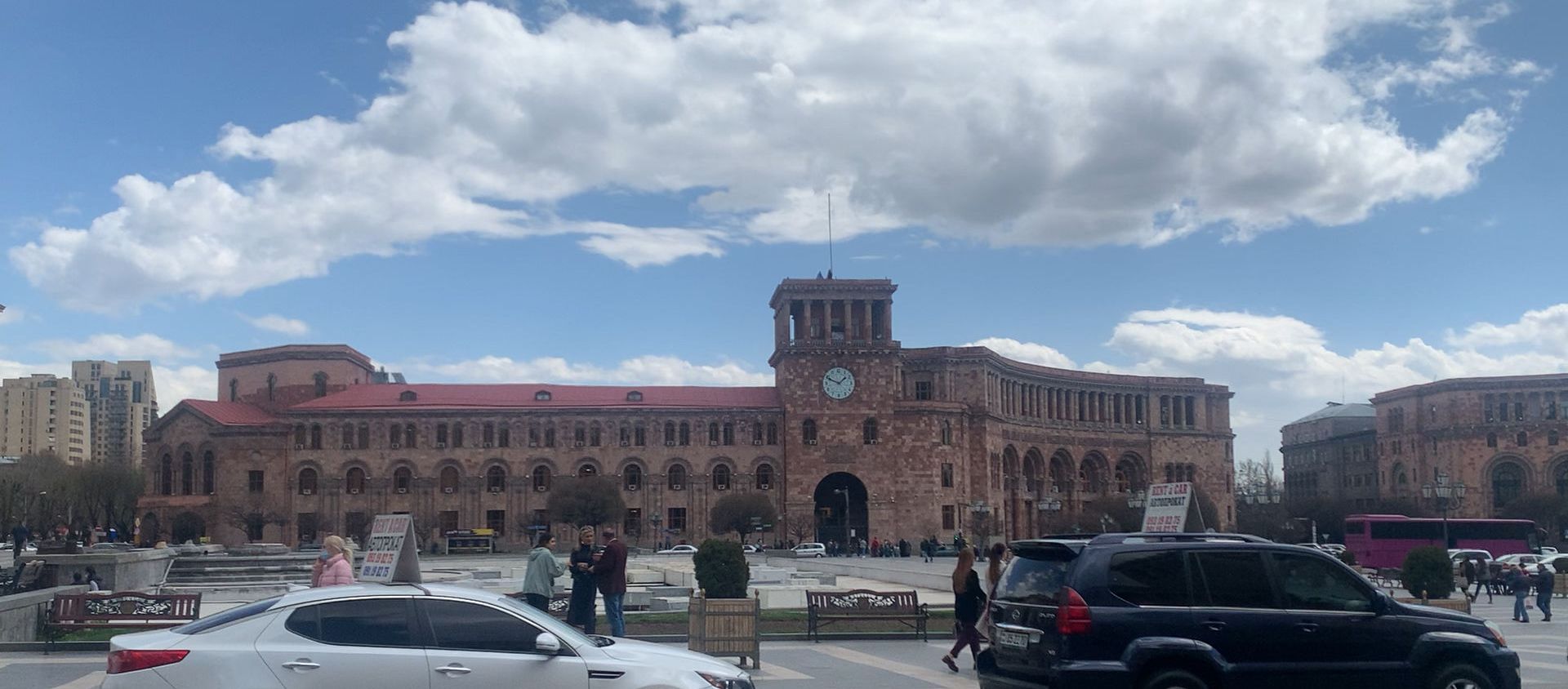 Կառավարության շենքի վրա ծածանվող եռագույնը փոխվեց - Sputnik Արմենիա, 1920, 02.04.2021