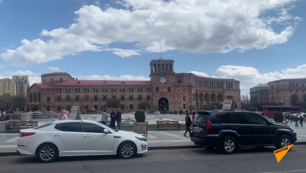 Կառավարության շենքի վրա ծածանվող եռագույնը փոխվեց - Sputnik Արմենիա