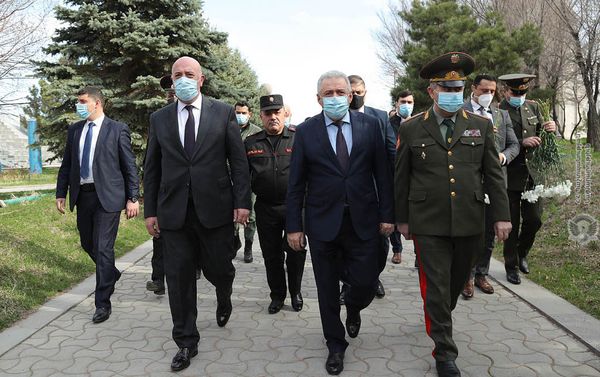 Министр обороны Вагаршак Арутюнян и начальник Генштаба ВС РА Артак Давтян в военном пантеоне Ераблур (2 апреля 2021). Еревaн - Sputnik Армения