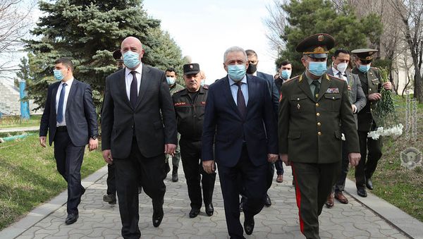 Министр обороны Вагаршак Арутюнян и начальник Генштаба ВС РА Артак Давтян в военном пантеоне Ераблур (2 апреля 2021). Еревaн - Sputnik Армения
