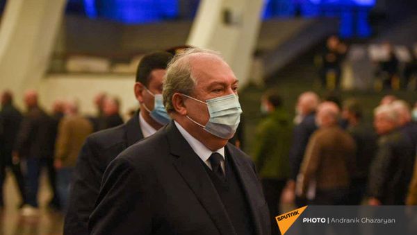 Президент Армен Саркисян на церемонии прощания с Командосом (2 апреля 2021). Еревaн - Sputnik Армения