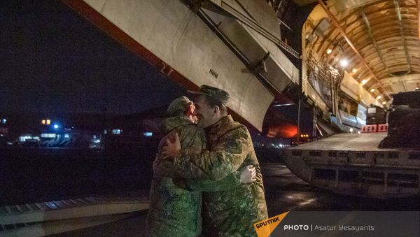 Российские специалисты миссии сводного отряда войск радиационной, химической и биологической защиты (РХБЗ) Минобороны РФ в Армении возвращаются на родину (2 апреля 2021). Еревaн - Sputnik Армения