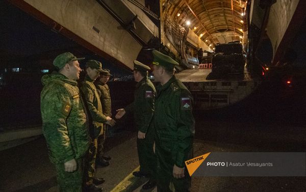 Российские специалисты миссии сводного отряда войск радиационной, химической и биологической защиты (РХБЗ) Минобороны РФ в Армении возвращаются на родину (2 апреля 2021). Еревaн Российские специалисты миссии сводного отряда войск радиационной, химической и биологической защиты (РХБЗ) Минобороны РФ в Армении возвращаются на родину (2 апреля 2021). Еревaн - Sputnik Армения