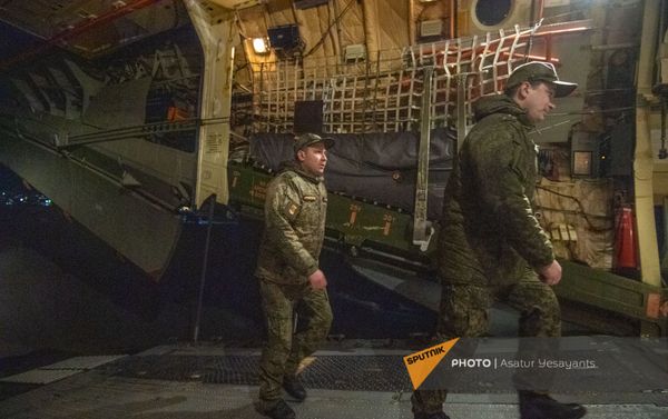 Российские специалисты миссии сводного отряда войск радиационной, химической и биологической защиты (РХБЗ) Минобороны РФ в Армении возвращаются на родину (2 апреля 2021). Еревaн Российские специалисты миссии сводного отряда войск радиационной, химической и биологической защиты (РХБЗ) Минобороны РФ в Армении возвращаются на родину (2 апреля 2021). Еревaн - Sputnik Армения