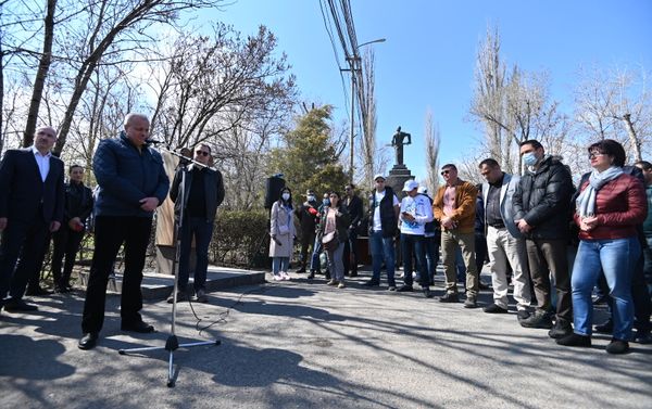 В Парке Победы (Аллея Пограничников) прошла акция Сад памяти (3 апреля 2021). Еревaн - Sputnik Армения