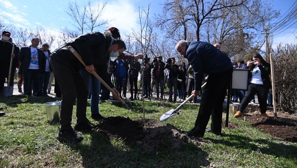 В Парке Победы (Аллея Пограничников) прошла акция Сад памяти (3 апреля 2021). Еревaн - Sputnik Արմենիա