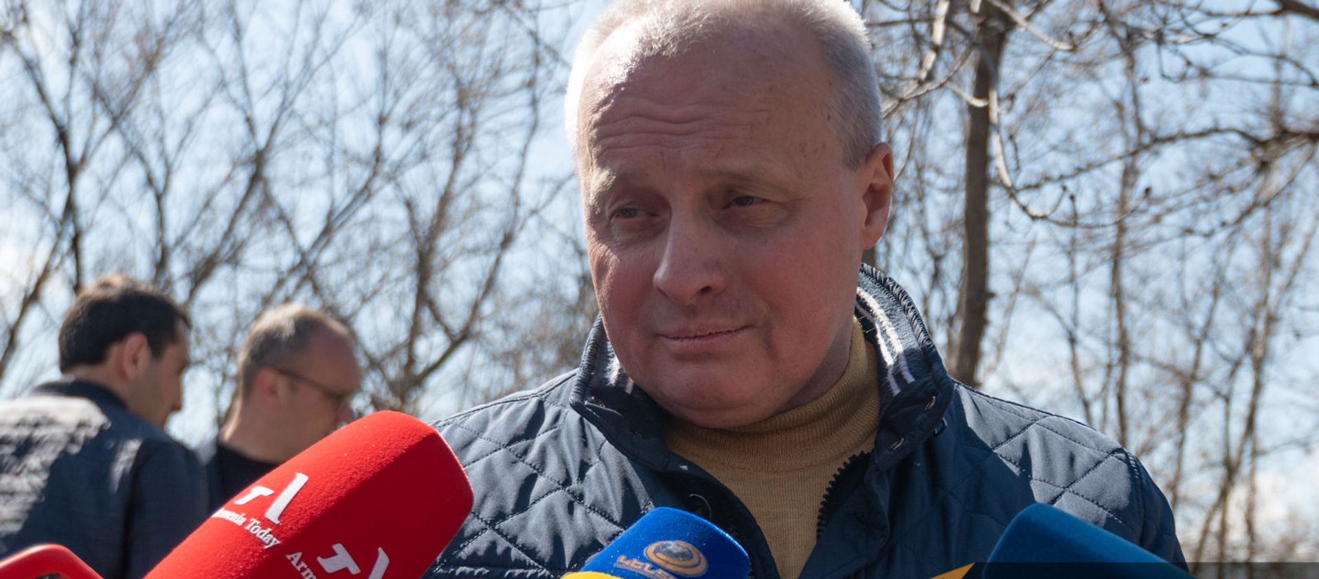 Посол России Сергей Копыркин отвечает на вопросы журналистов в Парке Победы (Аллея Пограничников) во время акции Сад памяти (3 апреля 2021). Еревaн Посол России Сергей Копыркин отвечает на вопросы журналистов в Парке Победы (Аллея Пограничников) во время акции Сад памяти (3 апреля 2021). Еревaн - Sputnik Արմենիա, 1920, 03.04.2021