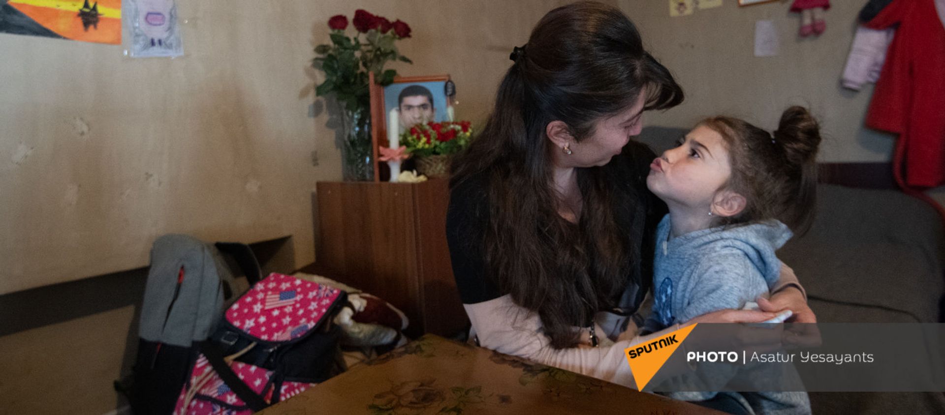 Супруга и дочь погибшего военнослужащего Камо Аракеляна Манана и Моника - Sputnik Արմենիա, 1920, 03.04.2021