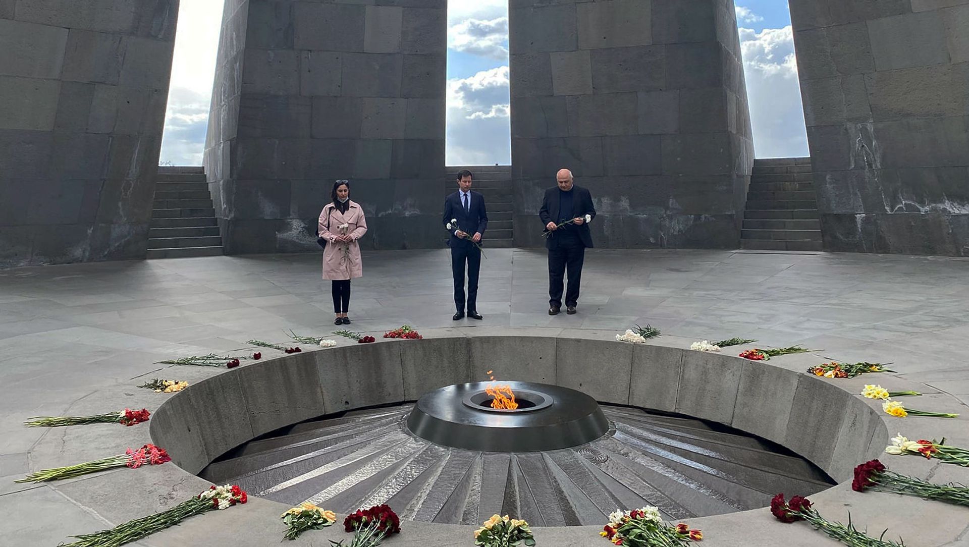 Представитель Франции в Европарламенте Франсуа-Кзавие Беламин посетил мемориал Геноцида армян (3 апреля 2021). Еревaн Представитель Франции в Европарламенте Франсуа-Кзавие Беламин посетил мемориал Геноцида армян (3 апреля 2021). Еревaн - Sputnik Армения, 1920, 03.04.2021
