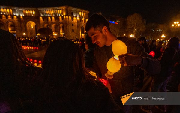 Шествие с зажженными лампадами после Святой литургии Сочельника (3 апреля 2021). Еревaн Шествие с зажженными лампадами после Святой литургии Сочельника (3 апреля 2021). Еревaн - Sputnik Армения