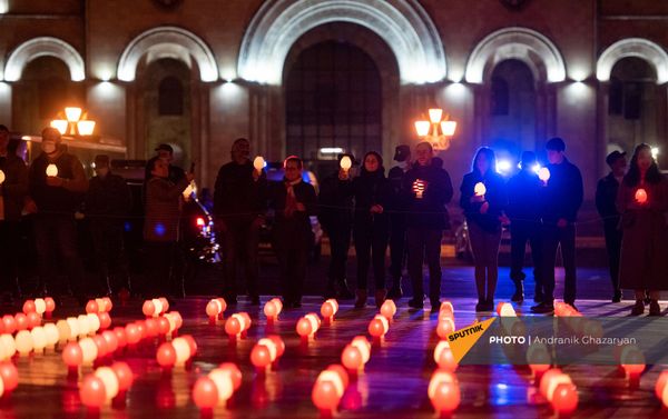 Шествие с зажженными лампадами после Святой литургии Сочельника (3 апреля 2021). Еревaн Шествие с зажженными лампадами после Святой литургии Сочельника (3 апреля 2021). Еревaн - Sputnik Армения