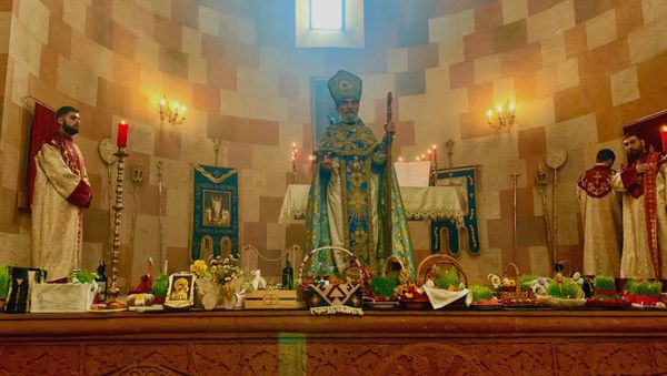 Архиепископ Паргев Мартиросян проводит пасхальную Литургию в Соборе Пресвятой Богородицы (4 апреля 2021). Степанакерт - Sputnik Армения