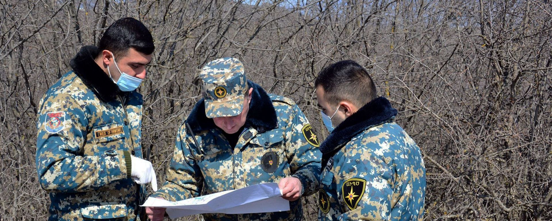 Сотрудники госслужбы по чрезвычайным ситуациям МВД Карабаха во время поисков тел погибших военнослужащих - Sputnik Армения, 1920, 24.05.2021