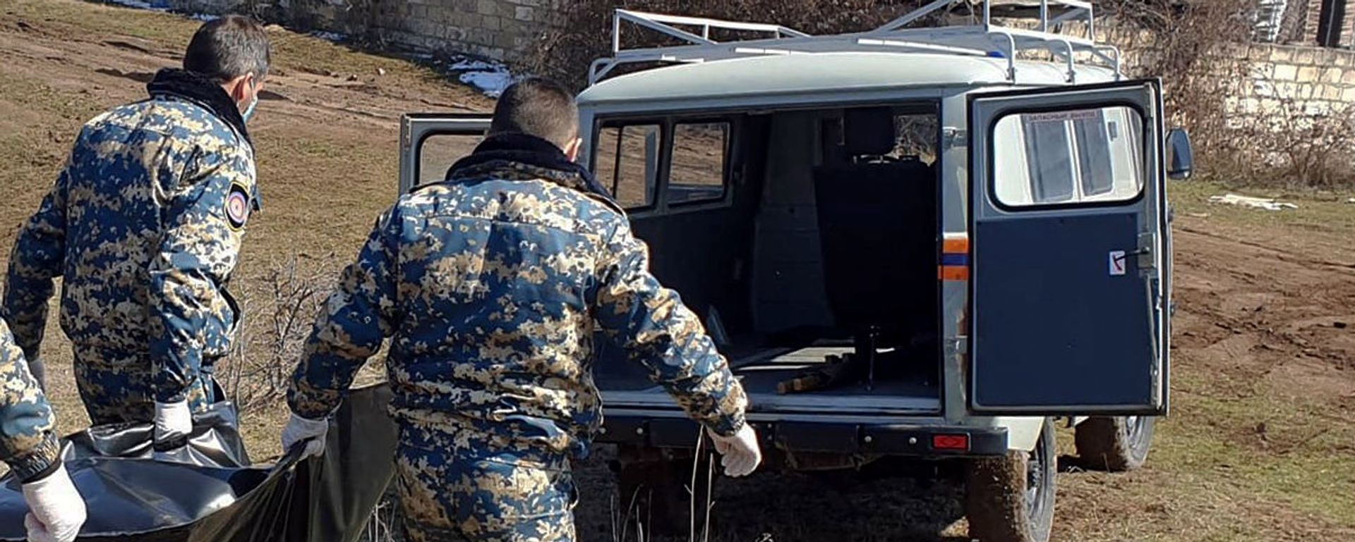 Сотрудники госслужбы по чрезвычайным ситуациям МВД Карабаха во время поисков тел погибших военнослужащих Сотрудники госслужбы по чрезвычайным ситуациям МВД Карабаха во время поисков тел погибших военнослужащих - Sputnik Արմենիա, 1920, 14.04.2021