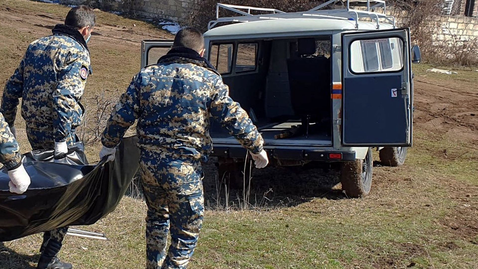 Сотрудники госслужбы по чрезвычайным ситуациям МВД Карабаха во время поисков тел погибших военнослужащих Сотрудники госслужбы по чрезвычайным ситуациям МВД Карабаха во время поисков тел погибших военнослужащих - Sputnik Армения, 1920, 30.04.2021