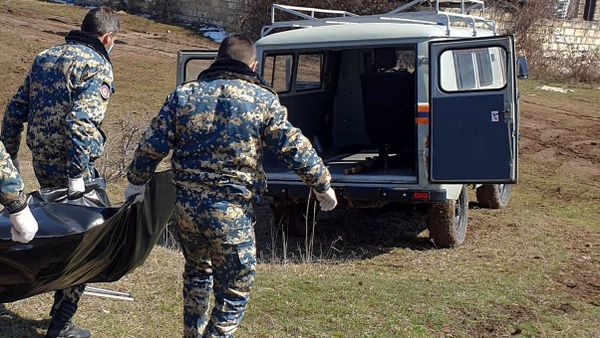 Сотрудники госслужбы по чрезвычайным ситуациям МВД Карабаха во время поисков тел погибших военнослужащих - Sputnik Армения