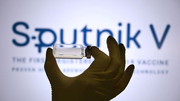 Ампула на фоне логотипа Спутник V - Sputnik Армения