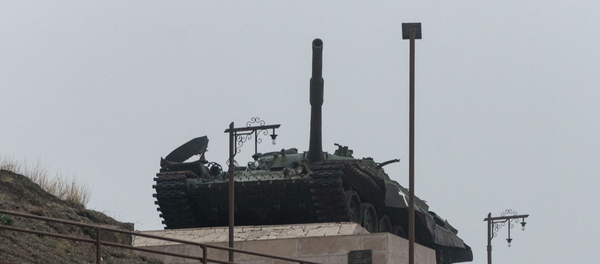 Танк Տ-72, памятник, ознаменующий победу в Шуши, Нагорный Карабах - Sputnik Արմենիա, 1920, 06.04.2021