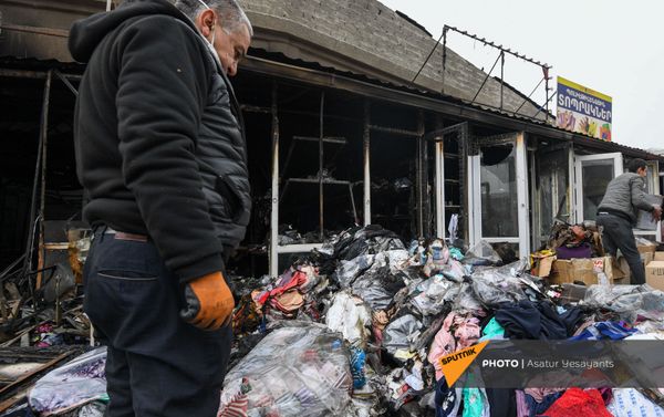 Ситуация в торговом центре Сурмалу после пожара (6 апреля 2021). Еревaн - Sputnik Армения