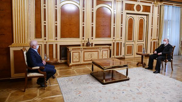 Президент Армен Саркисян принял декана юридического факультета ЕГУ, профессора Гагика Газиняна (6 апреля 2021). Еревaн - Sputnik Արմենիա