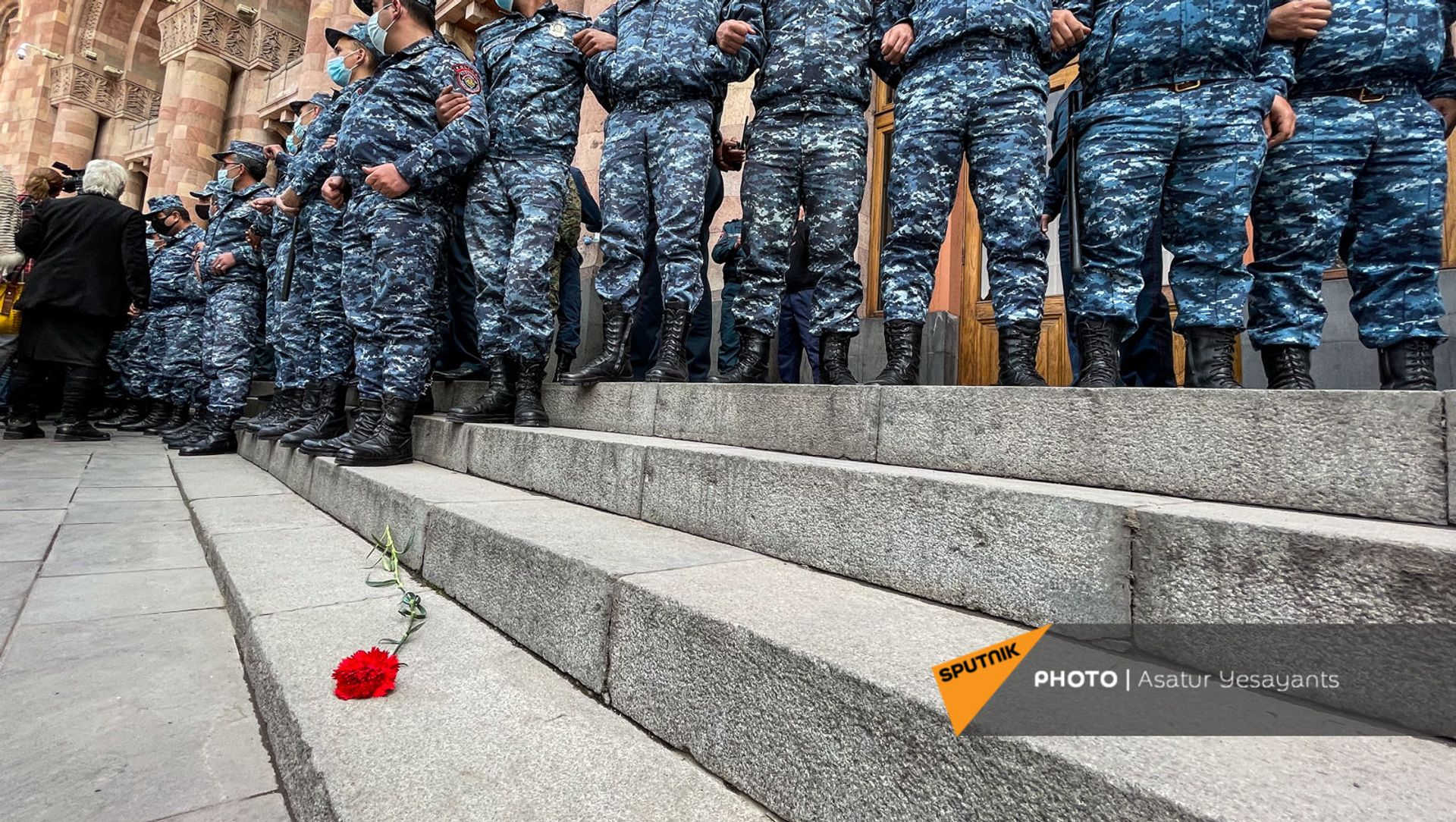 Полицейские во время акции протеста женщин-участниц движения ВЕТО, требующих отставки премьер-министра Пашиняна (7 апреля 2021). Еревaн Полицейские во время акции протеста женщин-участниц движения ВЕТО, требующих отставки премьер-министра Пашиняна (7 апреля 2021). Еревaн - Sputnik Армения, 1920, 02.06.2021