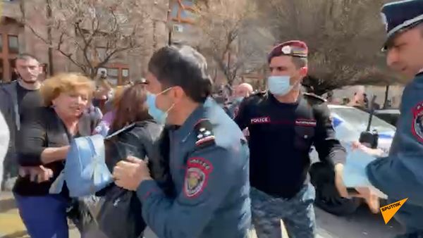 Կանանց տոնին ոստիկանությունը բերման ենթարկեց բողոքի ակցիա իրականացնող կանանց ու նաև տղամարդկանց - Sputnik Արմենիա