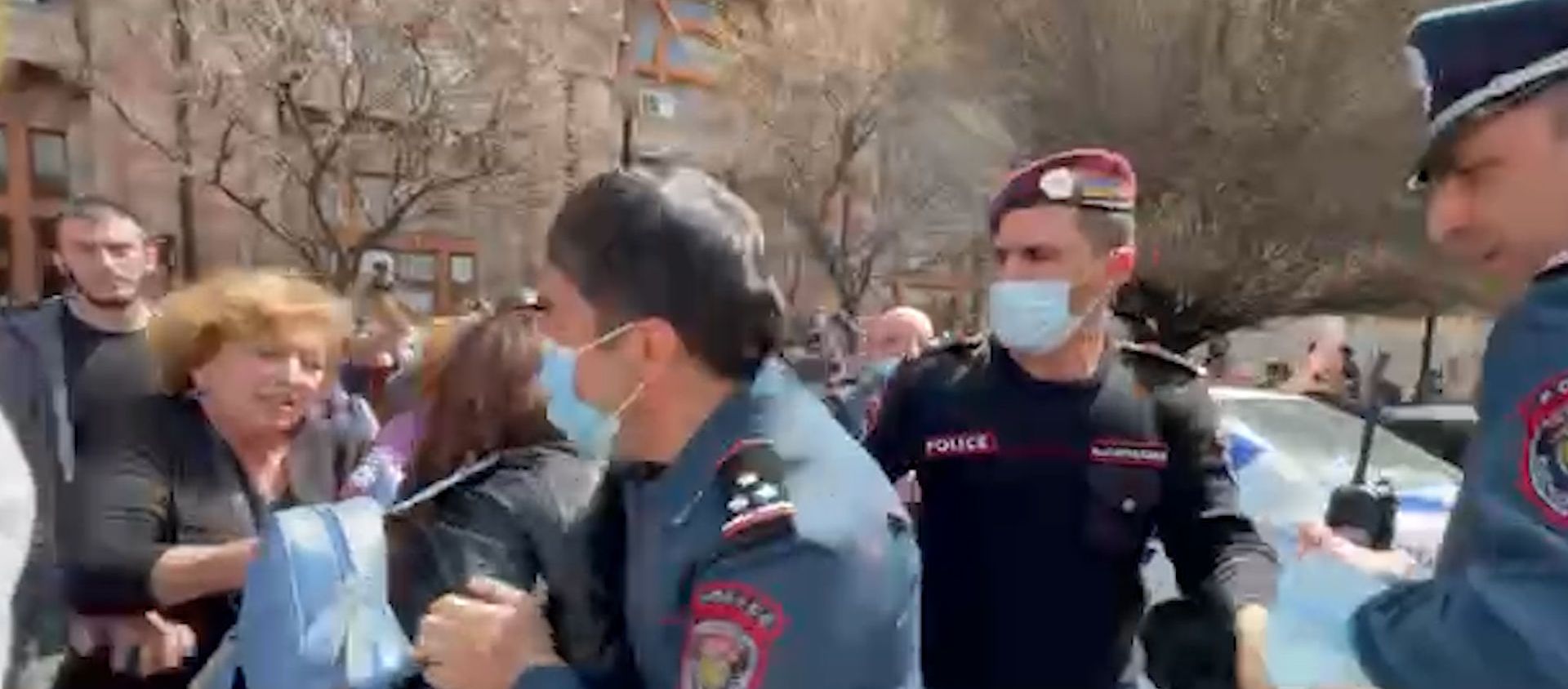 Կանանց տոնին ոստիկանությունը բերման ենթարկեց բողոքի ակցիա իրականացնող կանանց ու նաև տղամարդկանց Կանանց տոնին ոստիկանությունը բերման ենթարկեց բողոքի ակցիա իրականացնող կանանց ու նաև տղամարդկանց - Sputnik Армения, 1920, 07.04.2021