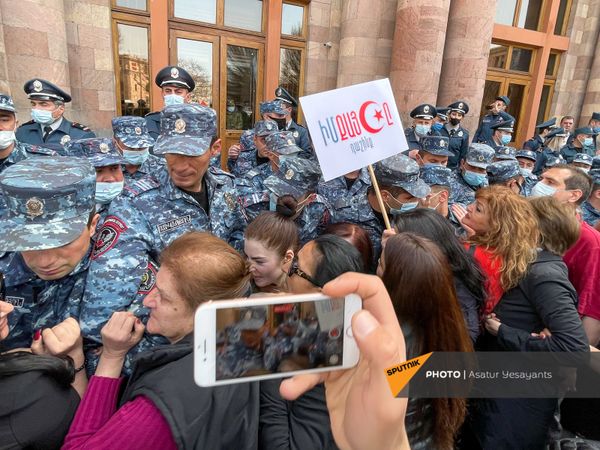 Акция протеста женщин-участниц движения ВЕТО, требующих отставки премьер-министра Пашиняна (7 апреля 2021). Еревaн Акция протеста женщин-участниц движения ВЕТО, требующих отставки премьер-министра Пашиняна (7 апреля 2021). Еревaн - Sputnik Армения