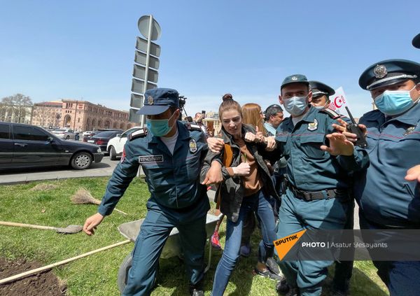 Полицейские во время акции протеста женщин-участниц движения ВЕТО, требующих отставки премьер-министра Пашиняна (7 апреля 2021). Еревaн Полицейские во время акции протеста женщин-участниц движения ВЕТО, требующих отставки премьер-министра Пашиняна (7 апреля 2021). Еревaн - Sputnik Армения