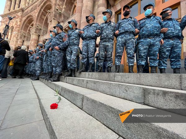 Полицейские во время акции протеста женщин-участниц движения ВЕТО, требующих отставки премьер-министра Пашиняна (7 апреля 2021). Еревaн Полицейские во время акции протеста женщин-участниц движения ВЕТО, требующих отставки премьер-министра Пашиняна (7 апреля 2021). Еревaн - Sputnik Армения