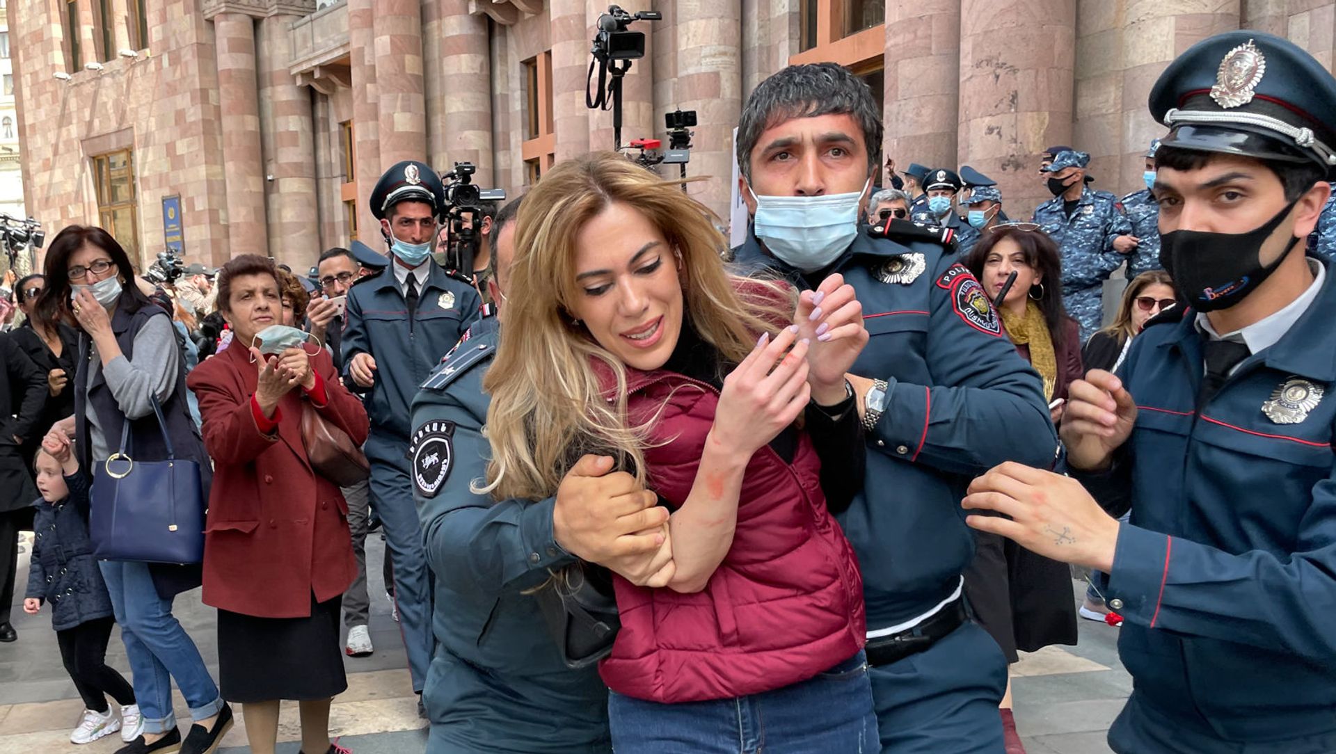 Акция протеста женщин-участниц движения ВЕТО, требующих отставки премьер-министра Пашиняна (7 апреля 2021). Еревaн Акция протеста женщин-участниц движения ВЕТО, требующих отставки премьер-министра Пашиняна (7 апреля 2021). Еревaн - Sputnik Армения, 1920, 27.04.2021