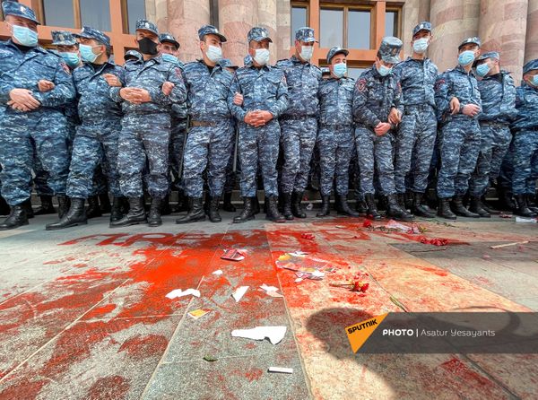 Полицейские во время акции протеста женщин-участниц движения ВЕТО, требующих отставки премьер-министра Пашиняна (7 апреля 2021). Еревaн Полицейские во время акции протеста женщин-участниц движения ВЕТО, требующих отставки премьер-министра Пашиняна (7 апреля 2021). Еревaн - Sputnik Армения
