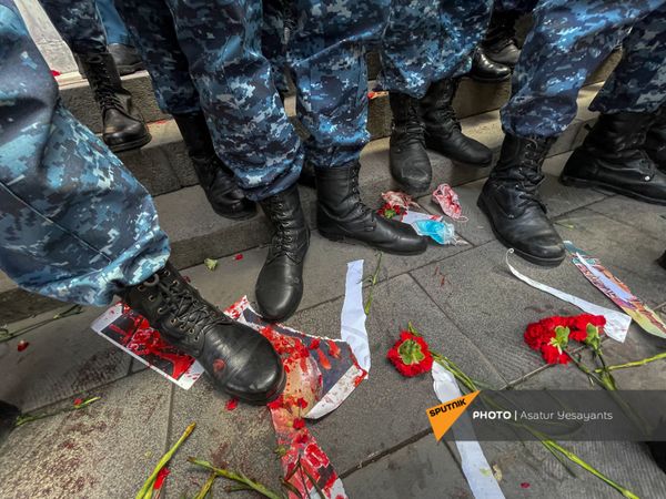 Полицейские во время акции протеста женщин-участниц движения ВЕТО, требующих отставки премьер-министра Пашиняна (7 апреля 2021). Еревaн Полицейские во время акции протеста женщин-участниц движения ВЕТО, требующих отставки премьер-министра Пашиняна (7 апреля 2021). Еревaн - Sputnik Армения