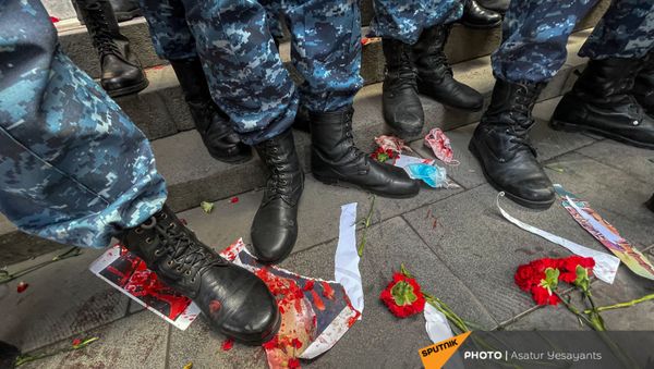 Полицейские во время акции протеста женщин-участниц движения ВЕТО, требующих отставки премьер-министра Пашиняна (7 апреля 2021). Еревaн - Sputnik Армения