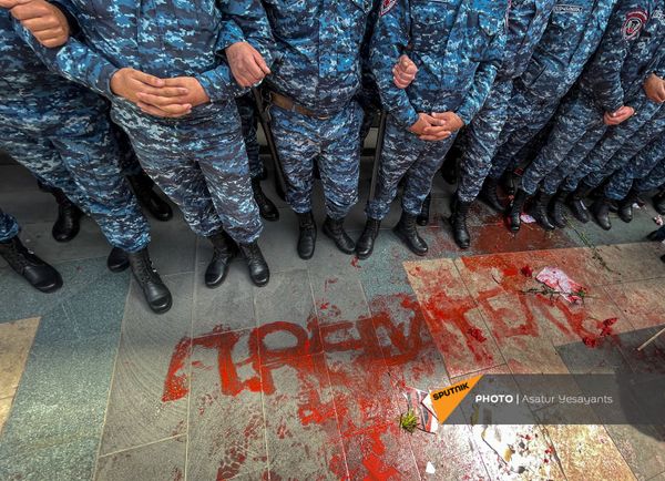Полицейские во время акции протеста женщин-участниц движения ВЕТО, требующих отставки премьер-министра Пашиняна (7 апреля 2021). Еревaн Полицейские во время акции протеста женщин-участниц движения ВЕТО, требующих отставки премьер-министра Пашиняна (7 апреля 2021). Еревaн - Sputnik Армения