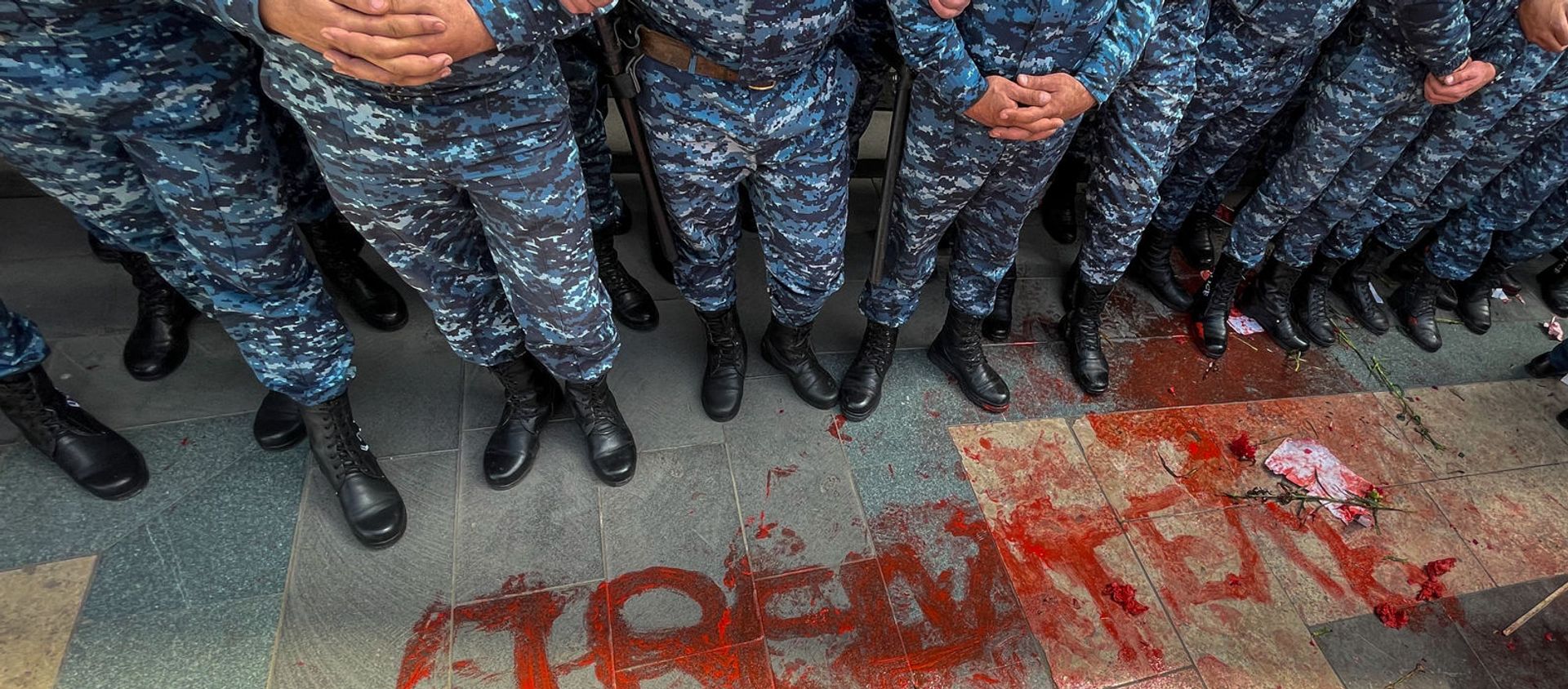 Полицейские во время акции протеста женщин-участниц движения ВЕТО, требующих отставки премьер-министра Пашиняна (7 апреля 2021). Еревaн - Sputnik Արմենիա, 1920, 07.04.2021