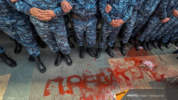 Полицейские во время акции протеста женщин-участниц движения ВЕТО, требующих отставки премьер-министра Пашиняна (7 апреля 2021). Еревaн - Sputnik Արմենիա