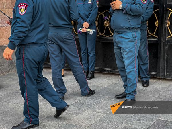Полицейские во время акции протеста женщин-участниц движения ВЕТО, требующих отставки премьер-министра Пашиняна (7 апреля 2021). Еревaн Полицейские во время акции протеста женщин-участниц движения ВЕТО, требующих отставки премьер-министра Пашиняна (7 апреля 2021). Еревaн - Sputnik Армения