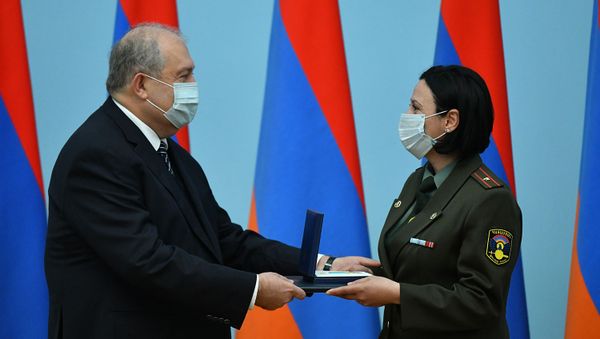 По случаю Дня материнства и красоты Президент Армен Саркисян вручил государственные награды группе женщин-военнослужащих (7 апреля 2021). Еревaн - Sputnik Армения
