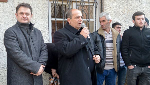 Губернатор Тавуша Айк Чобанян и и.о. мэра Иджевана Айк Галумян во время проводов новобранцев в Армию (8 января 2020). Иджеван - Sputnik Արմենիա