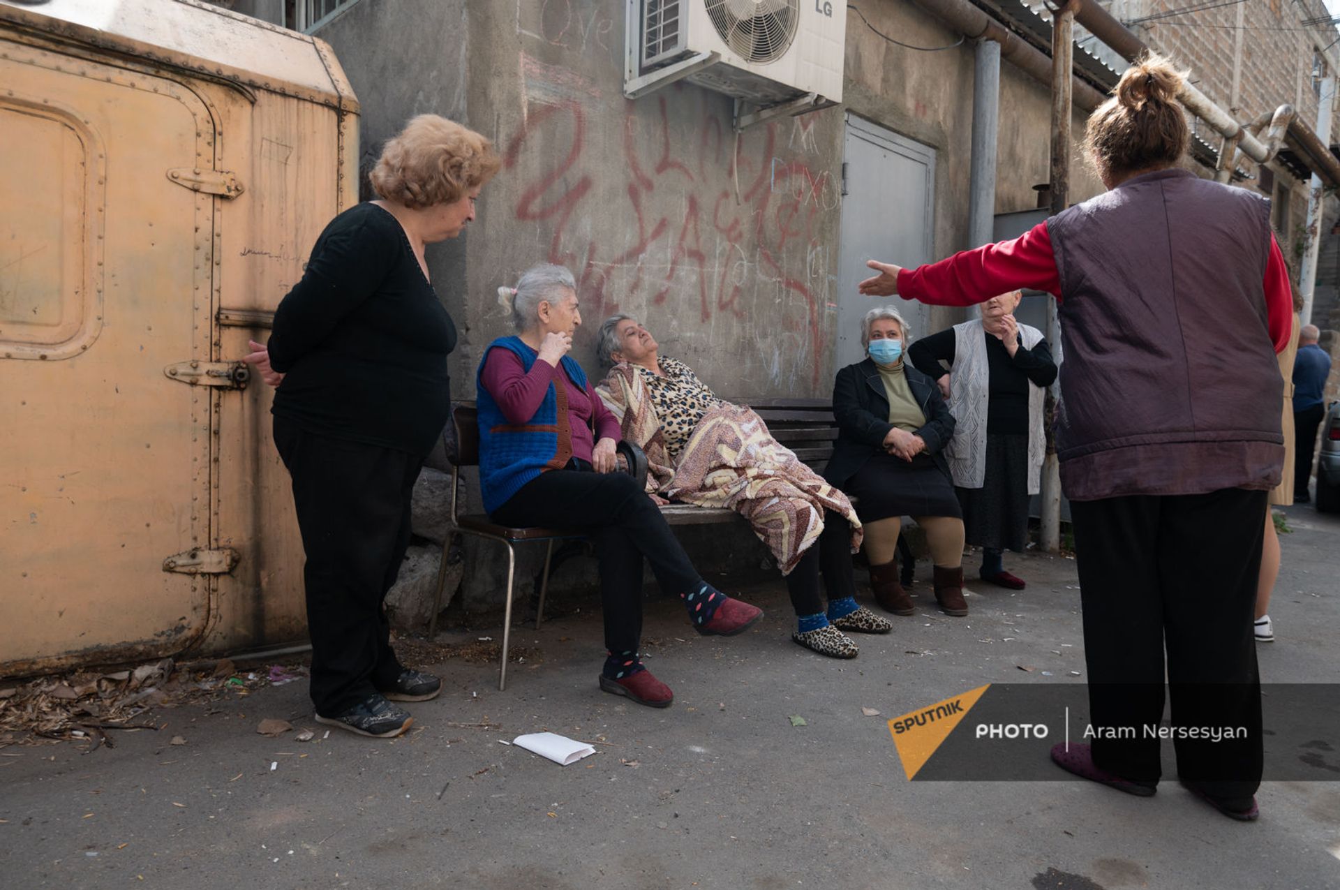 «Թող մի տեղ տանեն` ես էլ պրծնեմ, հարևաններս էլ». որդու մահից հետո կինը դրսում է քնել «Թող մի տեղ տանեն` ես էլ պրծնեմ, հարևաններս էլ». որդու մահից հետո կինը դրսում է քնել - Sputnik Արմենիա, 1920, 08.04.2021
