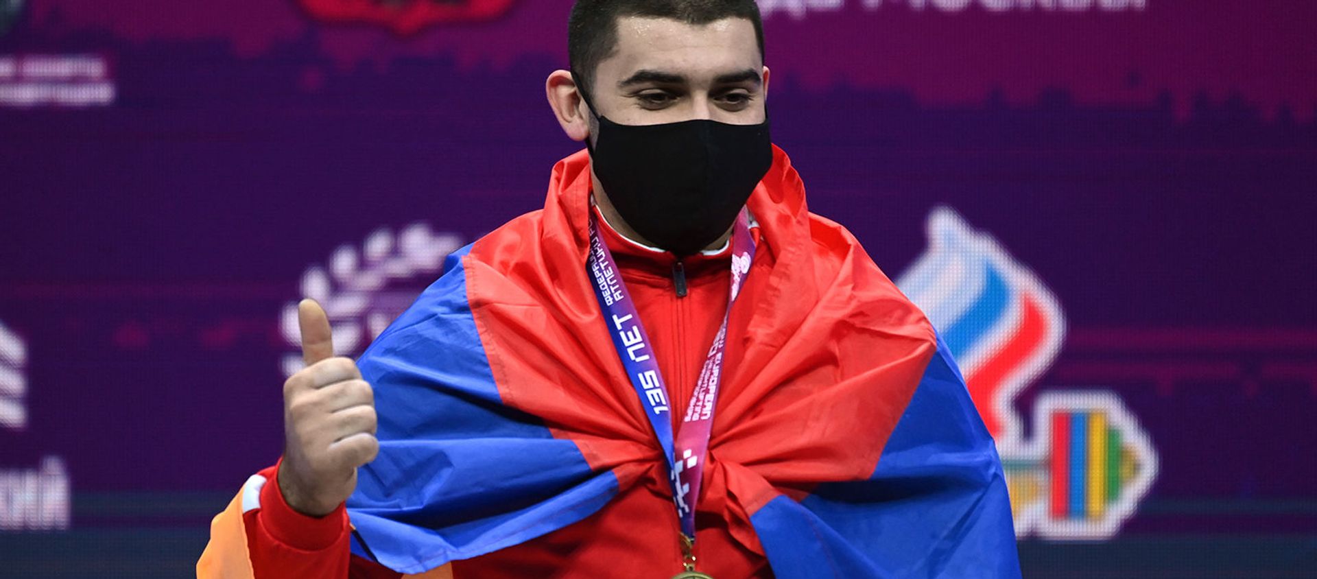 Тяжелоатлет Карен Авагян, завоевавший золотую медаль в соревнованиях среди мужчин в весовой категории до 89 кг на чемпионате Европы по тяжелой атлетике, на церемонии награждения (8 апреля 2021). Москвa Тяжелоатлет Карен Авагян, завоевавший золотую медаль в соревнованиях среди мужчин в весовой категории до 89 кг на чемпионате Европы по тяжелой атлетике, на церемонии награждения (8 апреля 2021). Москвa - Sputnik Армения, 1920, 08.04.2021