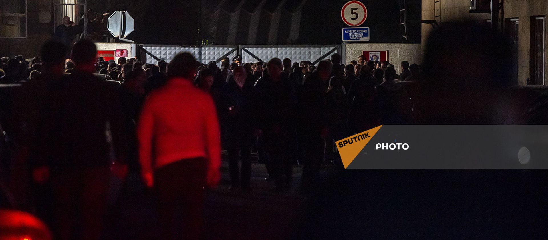 Собравшиеся граждане у аэропорта Эребуни (8 апреля 2021). Еревaн - Sputnik Արմենիա, 1920, 08.04.2021