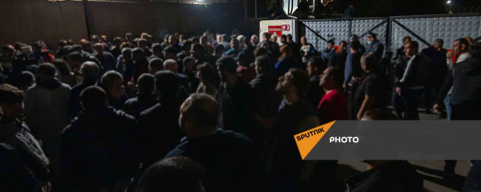 Собравшиеся граждане у аэропорта Эребуни (8 апреля 2021). Еревaн - Sputnik Արմենիա, 1920, 19.04.2021