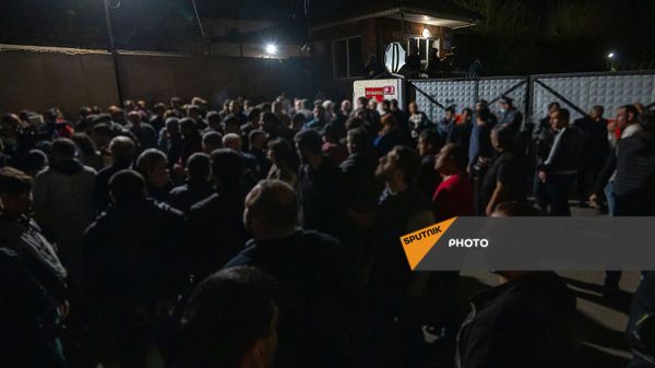 Собравшиеся граждане у аэропорта Эребуни (8 апреля 2021). Еревaн - Sputnik Արմենիա