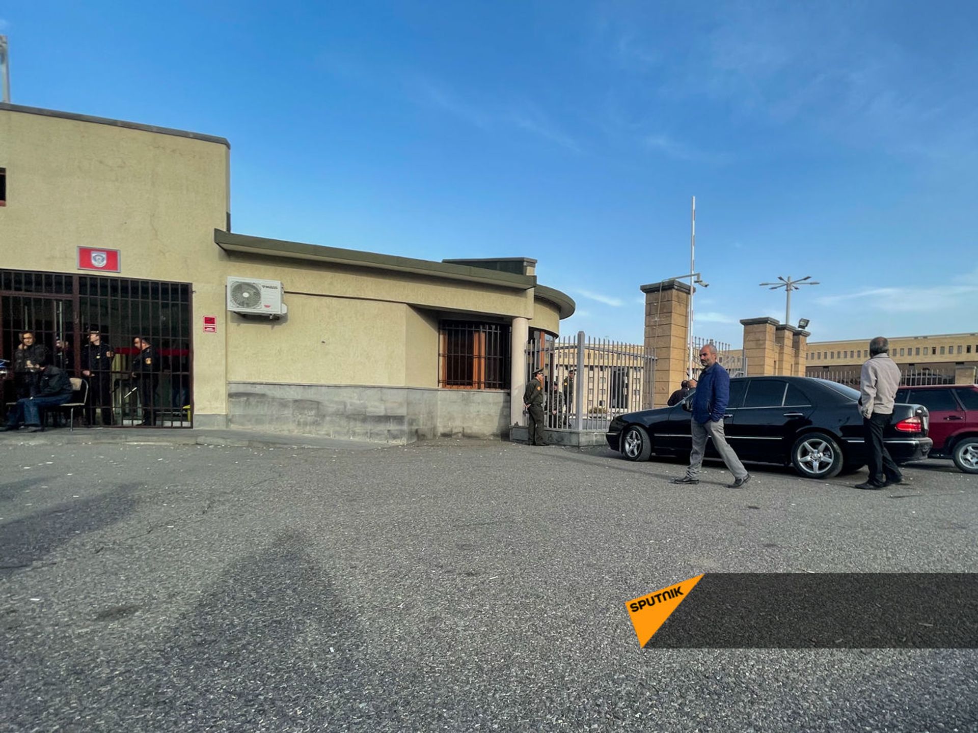 ՊՆ-ի մուտքերն ու ելքերը շարունակում են փակ մնալ. լուսանկարներ - Sputnik Արմենիա, 1920, 09.04.2021